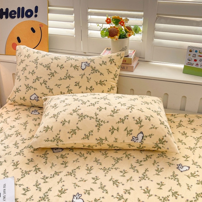 91家纺网 家纺一手货源 找家纺 爱屋及屋 2025新款牛奶绒印花床单 山茶小兔