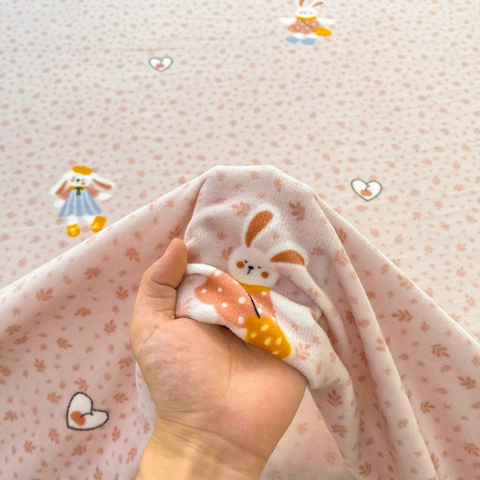 91家纺网 家纺一手货源 找家纺 爱屋及屋 2025新款牛奶绒印花床单 碎花小兔