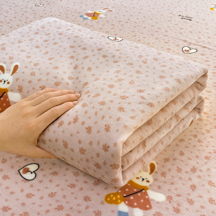 91家纺网 家纺一手货源 找家纺 爱屋及屋 2025新款牛奶绒印花床单 碎花小兔