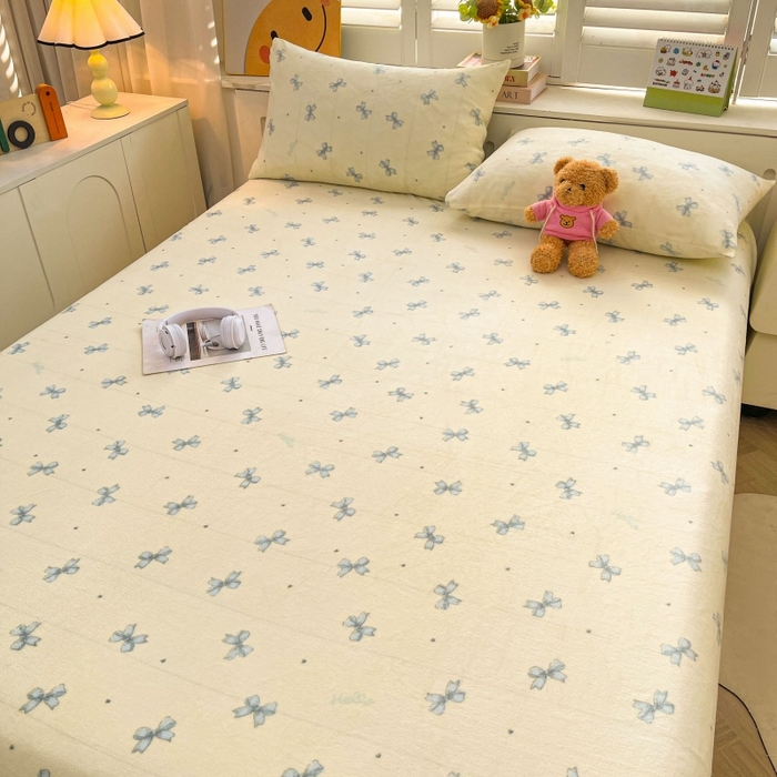 91家纺网 家纺一手货源 找家纺 爱屋及屋 2025新款牛奶绒印花床单 相思蓝