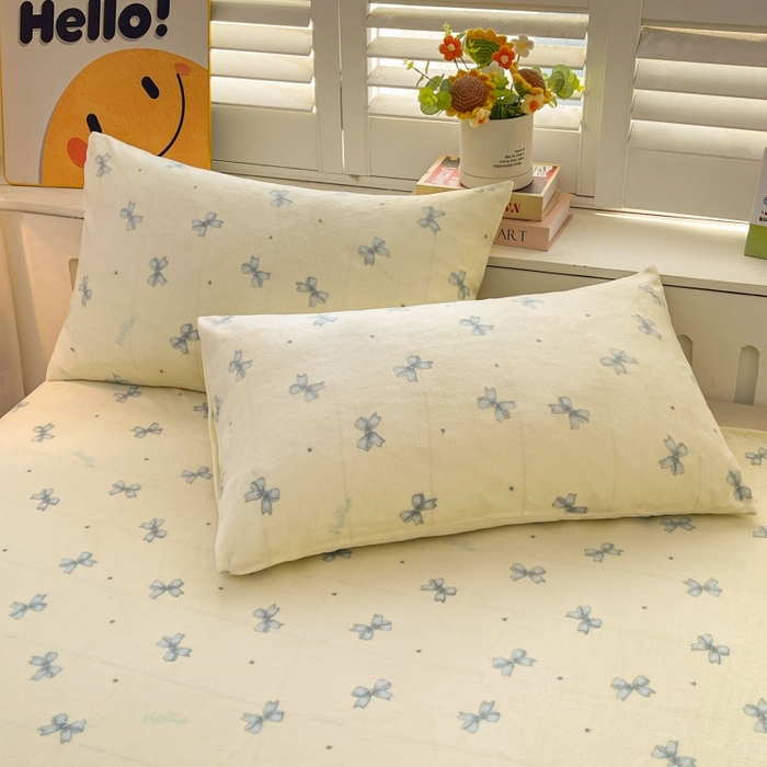 91家纺网 家纺一手货源 找家纺 爱屋及屋 2025新款牛奶绒印花床单 相思蓝