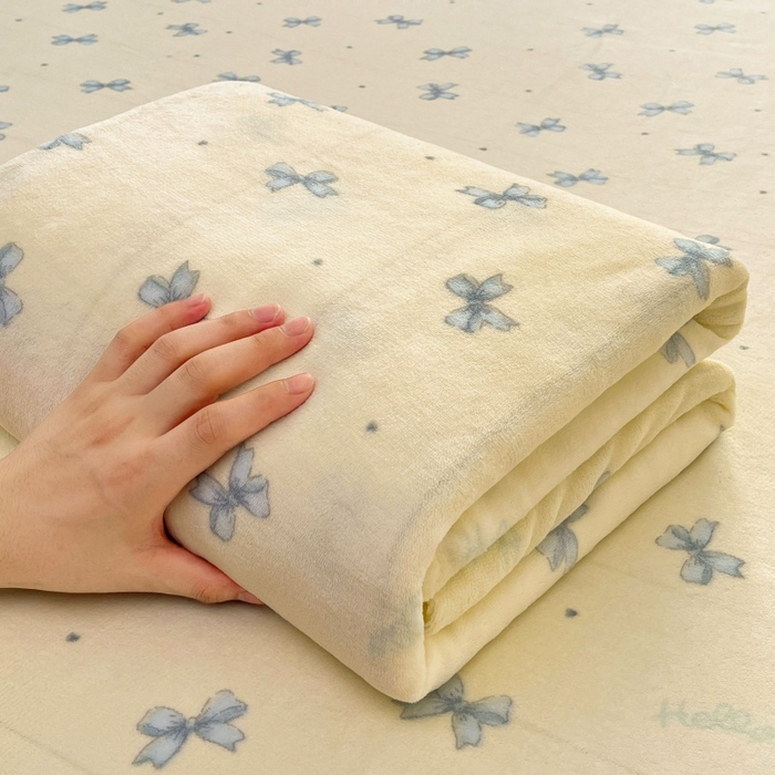 91家纺网 家纺一手货源 找家纺 爱屋及屋 2025新款牛奶绒印花床单 相思蓝