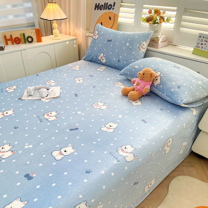 91家纺网 家纺一手货源 找家纺 爱屋及屋 2025新款牛奶绒印花床单 小狗点点