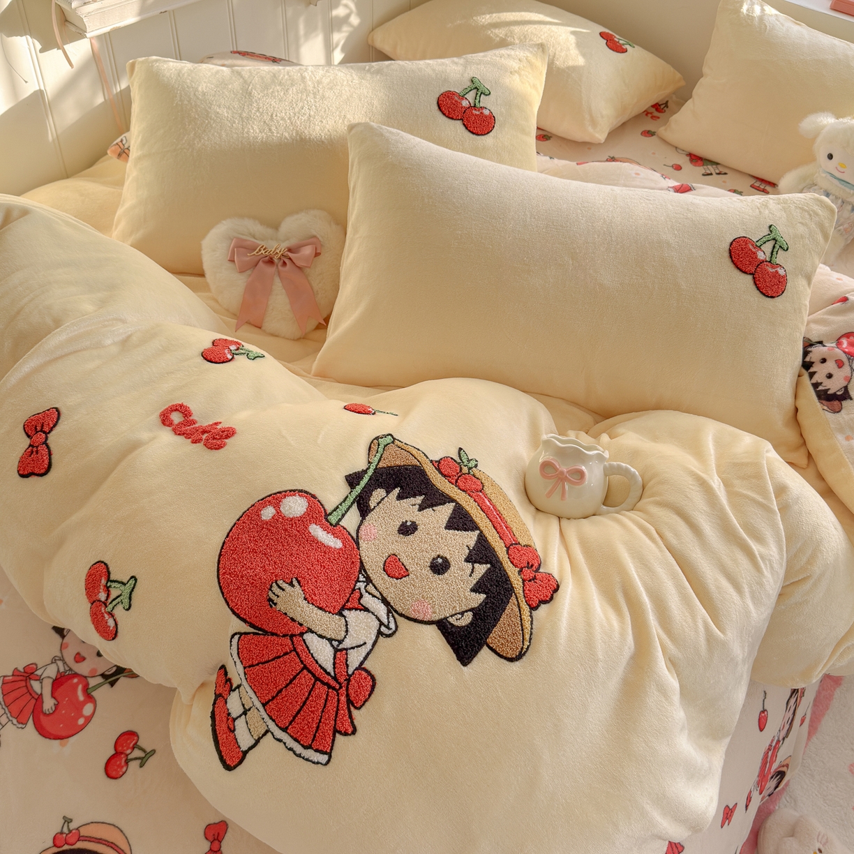 91家纺网 家纺一手货源 找家纺 优卡迪家纺馆 2025新款牛奶绒印加绣四件套 下载文件包含买家秀 樱桃女孩-奶黄