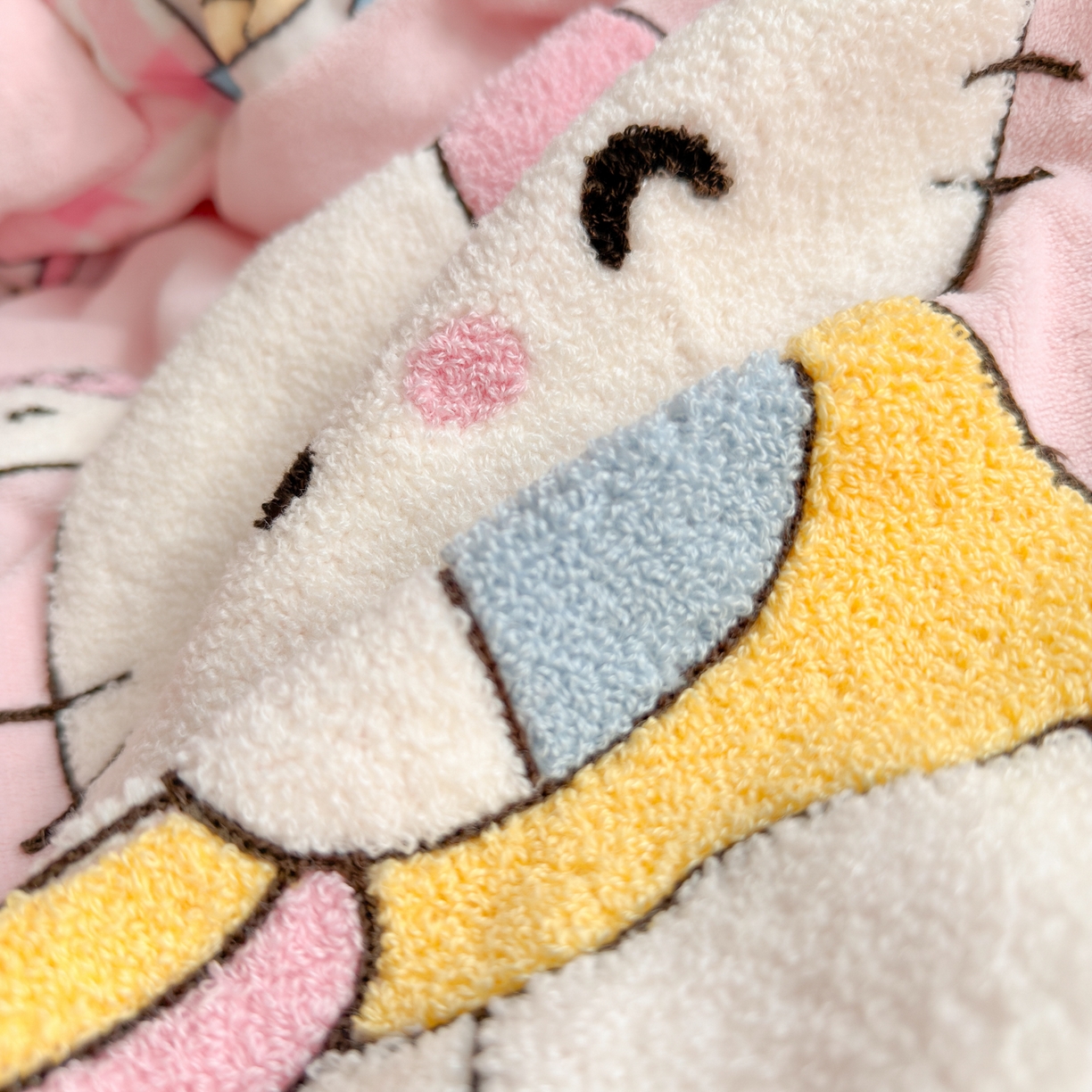 91家纺网 家纺一手货源 找家纺 优卡迪家纺馆 2025新款牛奶绒印加绣四件套 下载文件包含买家秀 面包KT-玉粉