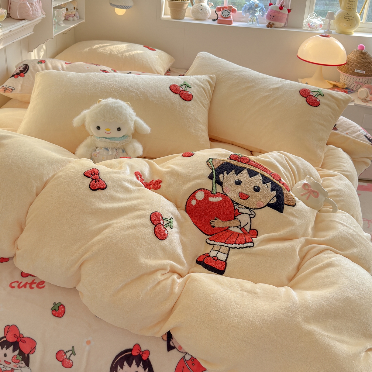 91家纺网 家纺一手货源 找家纺 优卡迪家纺馆 2025新款牛奶绒印加绣四件套 下载文件包含买家秀 樱桃女孩-奶黄