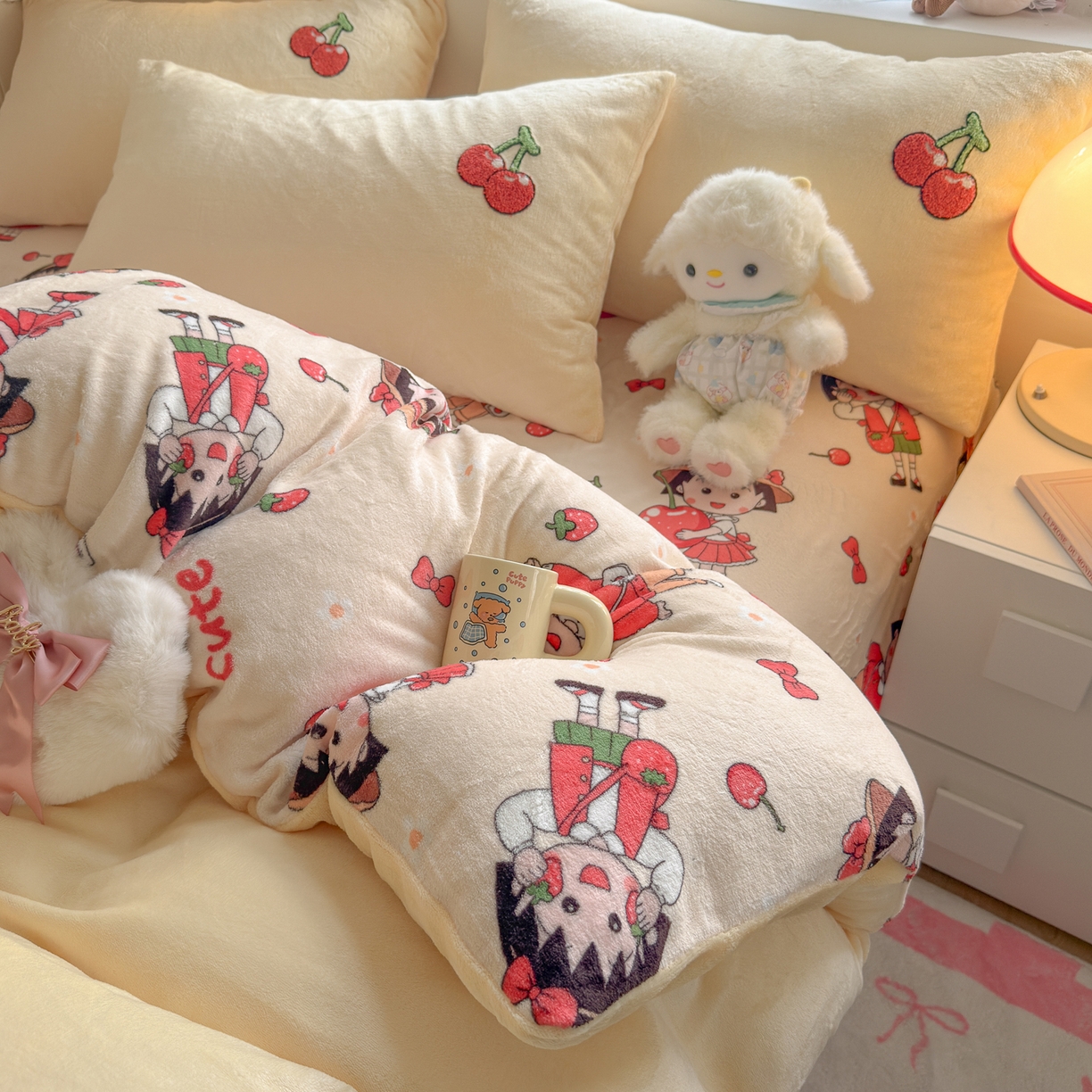 91家纺网 家纺一手货源 找家纺 优卡迪家纺馆 2025新款牛奶绒印加绣四件套 下载文件包含买家秀 樱桃女孩-奶黄