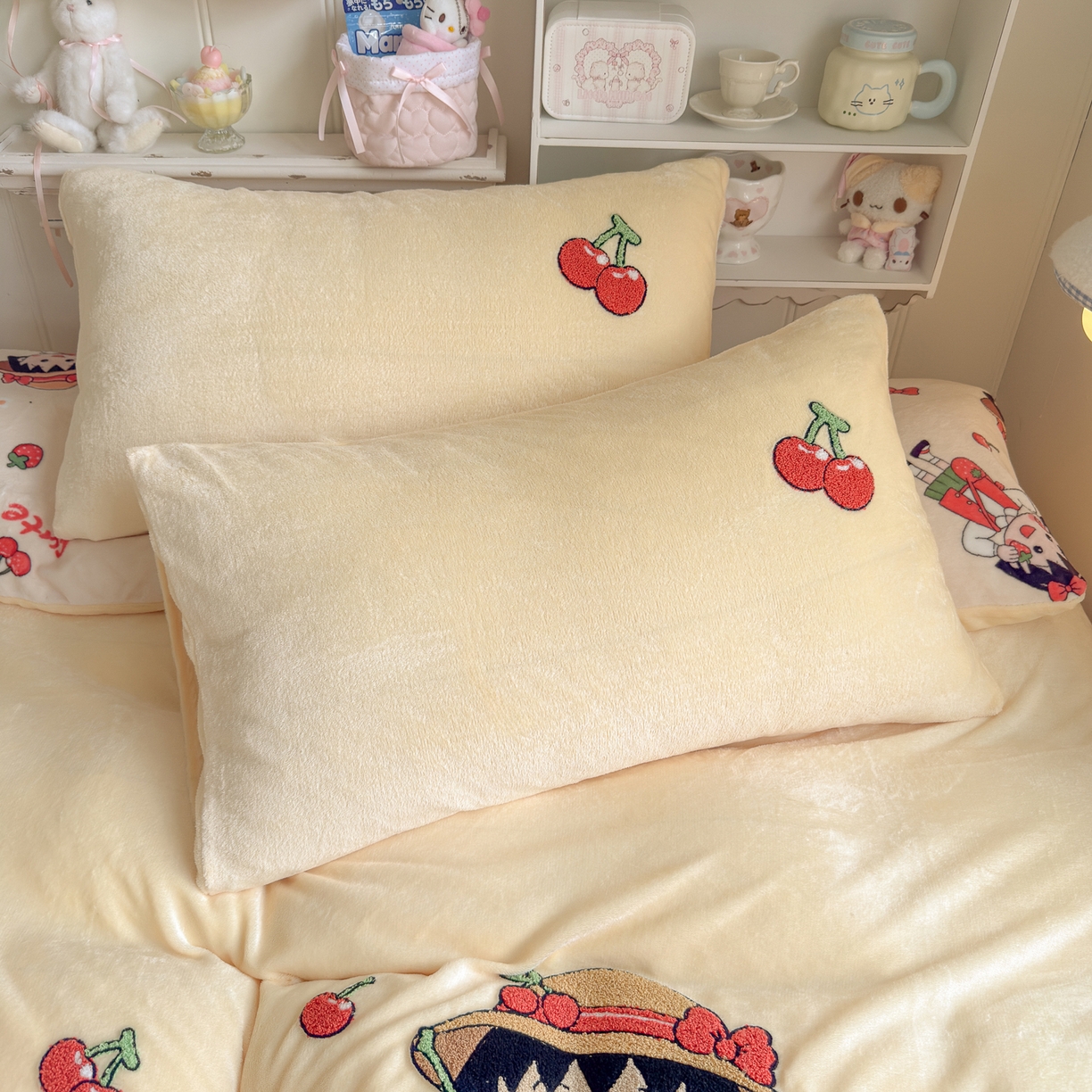 91家纺网 家纺一手货源 找家纺 优卡迪家纺馆 2025新款牛奶绒印加绣四件套 下载文件包含买家秀 樱桃女孩-奶黄