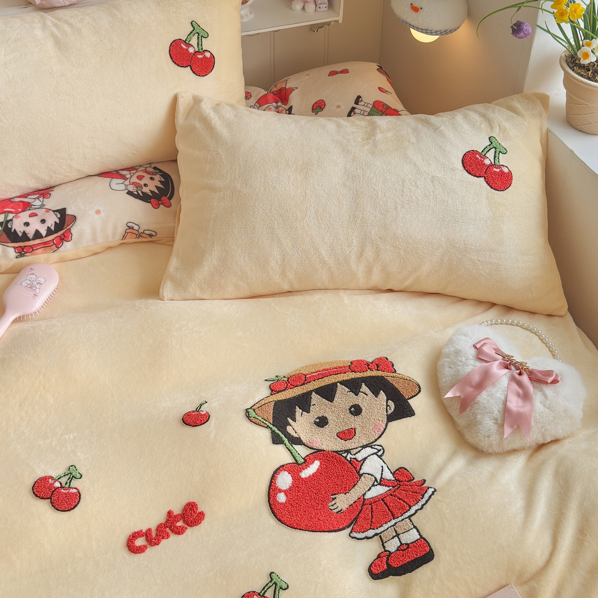 91家纺网 家纺一手货源 找家纺 优卡迪家纺馆 2025新款牛奶绒印加绣四件套 下载文件包含买家秀 樱桃女孩-奶黄