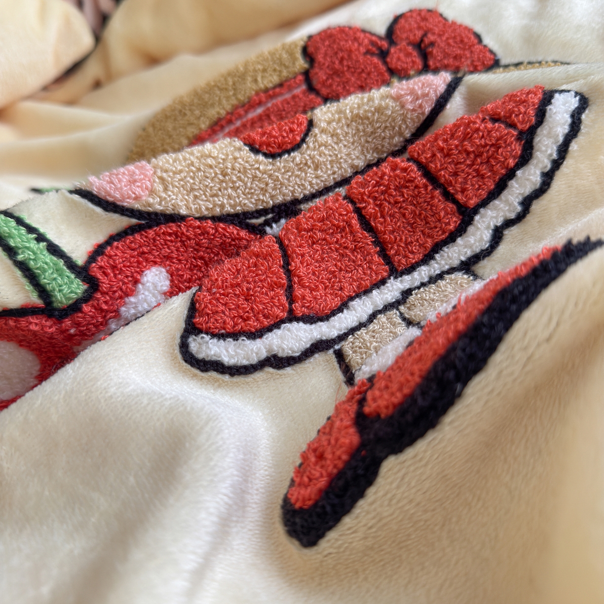 91家纺网 家纺一手货源 找家纺 优卡迪家纺馆 2025新款牛奶绒印加绣四件套 下载文件包含买家秀 樱桃女孩-奶黄