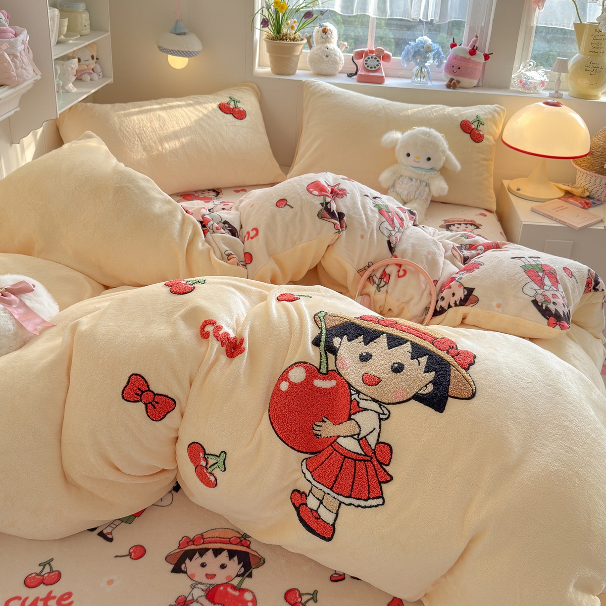 91家纺网 家纺一手货源 找家纺 优卡迪家纺馆 2025新款牛奶绒印加绣四件套 下载文件包含买家秀 樱桃女孩-奶黄