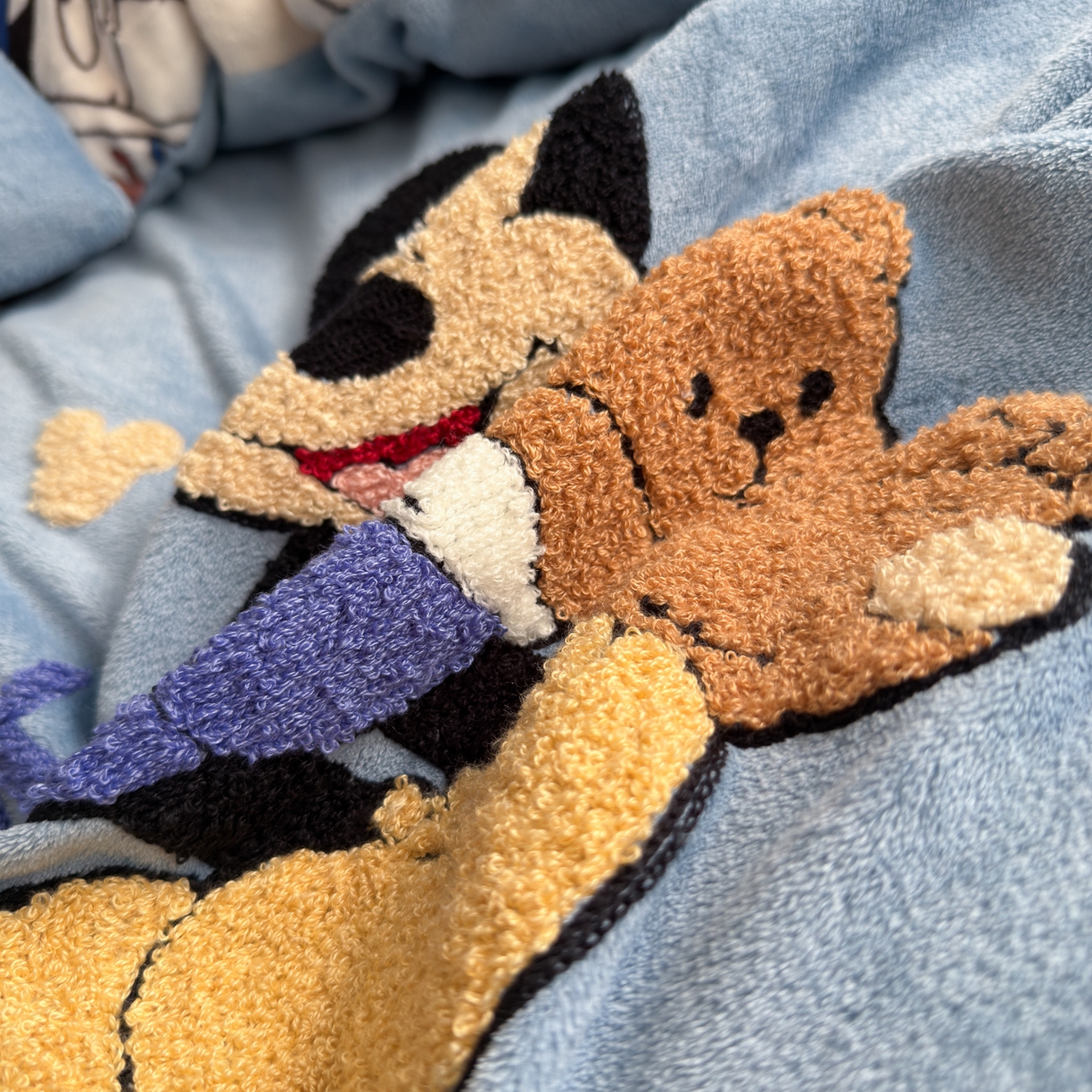 91家纺网 家纺一手货源 找家纺 优卡迪家纺馆 2025新款牛奶绒印加绣四件套 下载文件包含买家秀 潮趣米米-蓝灰