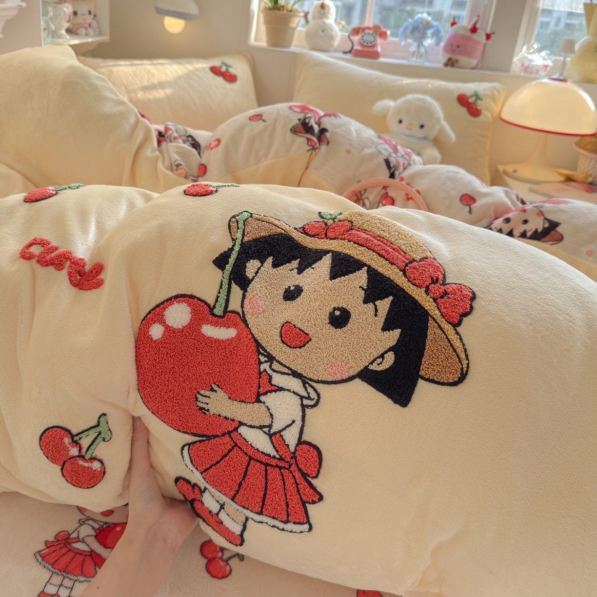 91家纺网 家纺一手货源 找家纺 优卡迪家纺馆 2025新款牛奶绒印加绣四件套 下载文件包含买家秀 樱桃女孩-奶黄