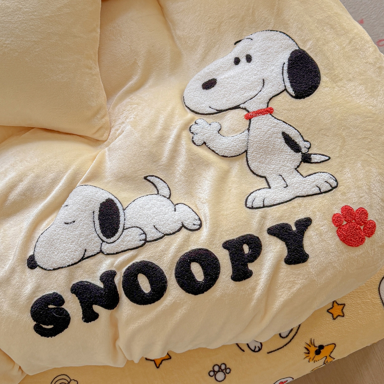 91家纺网 家纺一手货源 找家纺 优卡迪家纺馆 2025新款牛奶绒印加绣四件套 下载文件包含买家秀 比格萌狗-奶黄