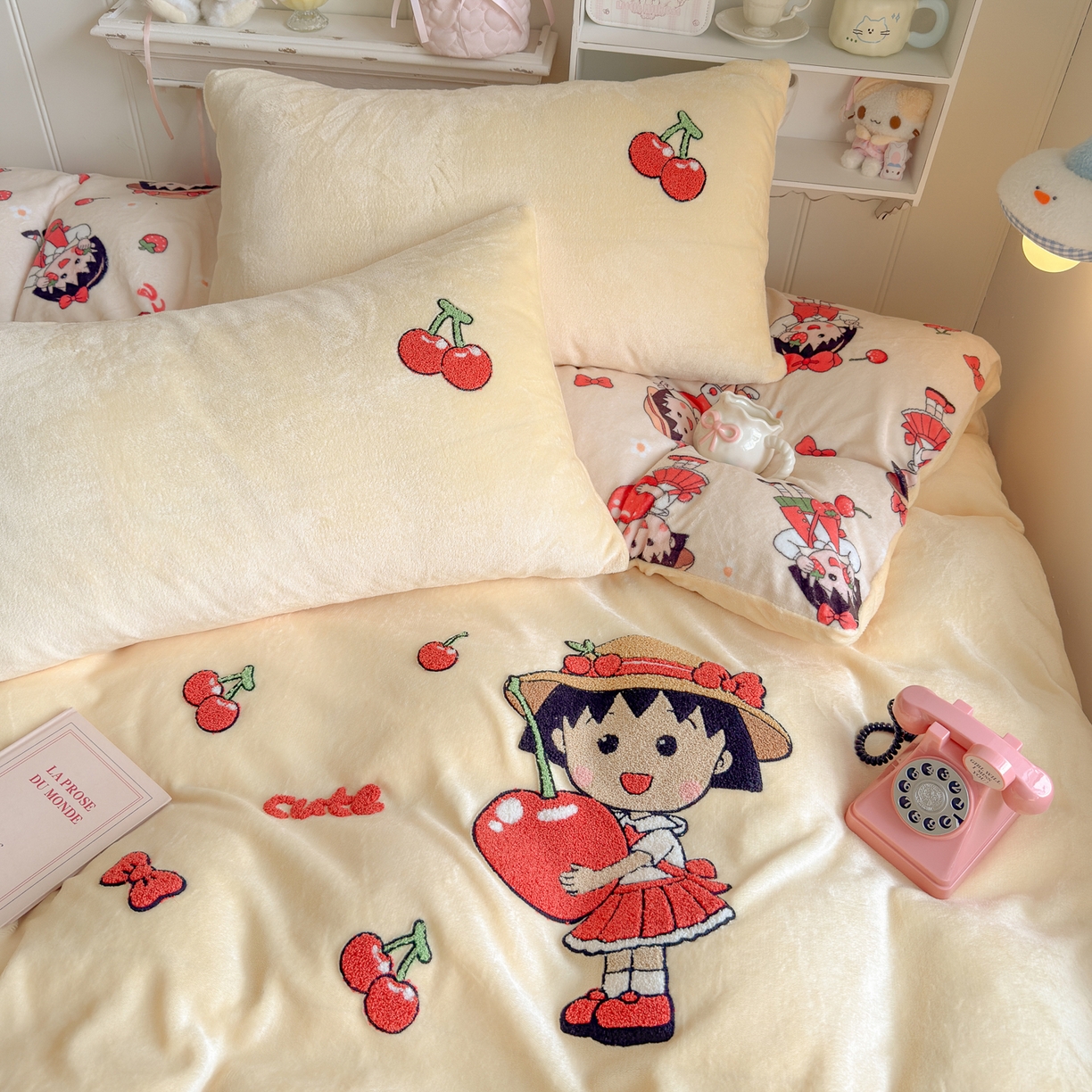 91家纺网 家纺一手货源 找家纺 优卡迪家纺馆 2025新款牛奶绒印加绣四件套 下载文件包含买家秀 樱桃女孩-奶黄