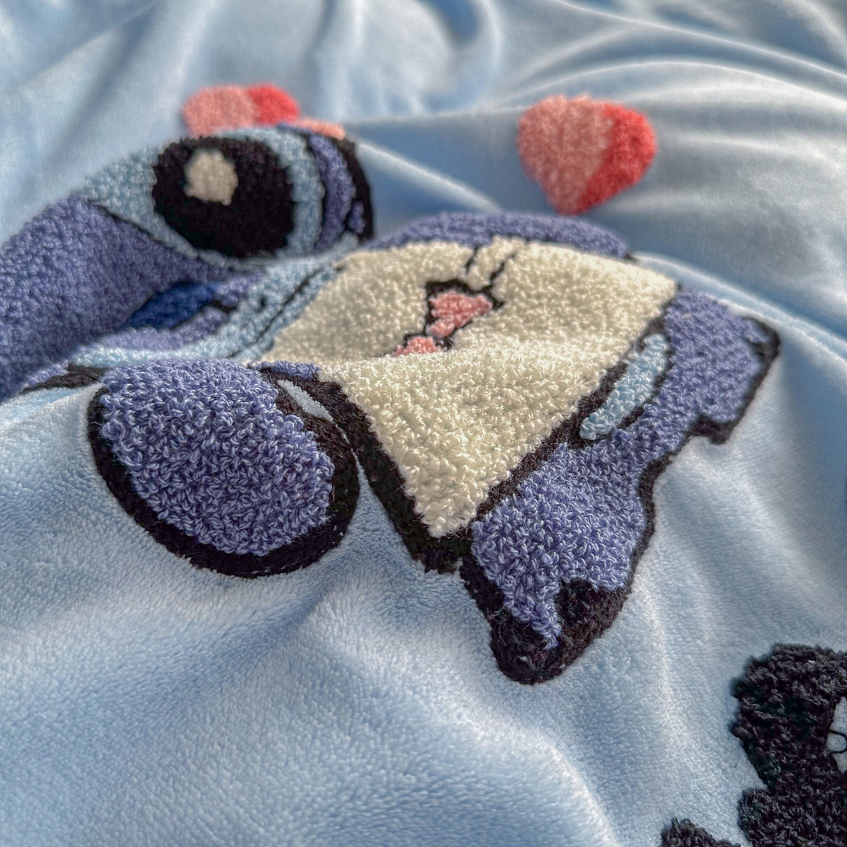 91家纺网 家纺一手货源 找家纺 优卡迪家纺馆 2025新款牛奶绒印加绣四件套 下载文件包含买家秀 萌趣仔仔-天蓝