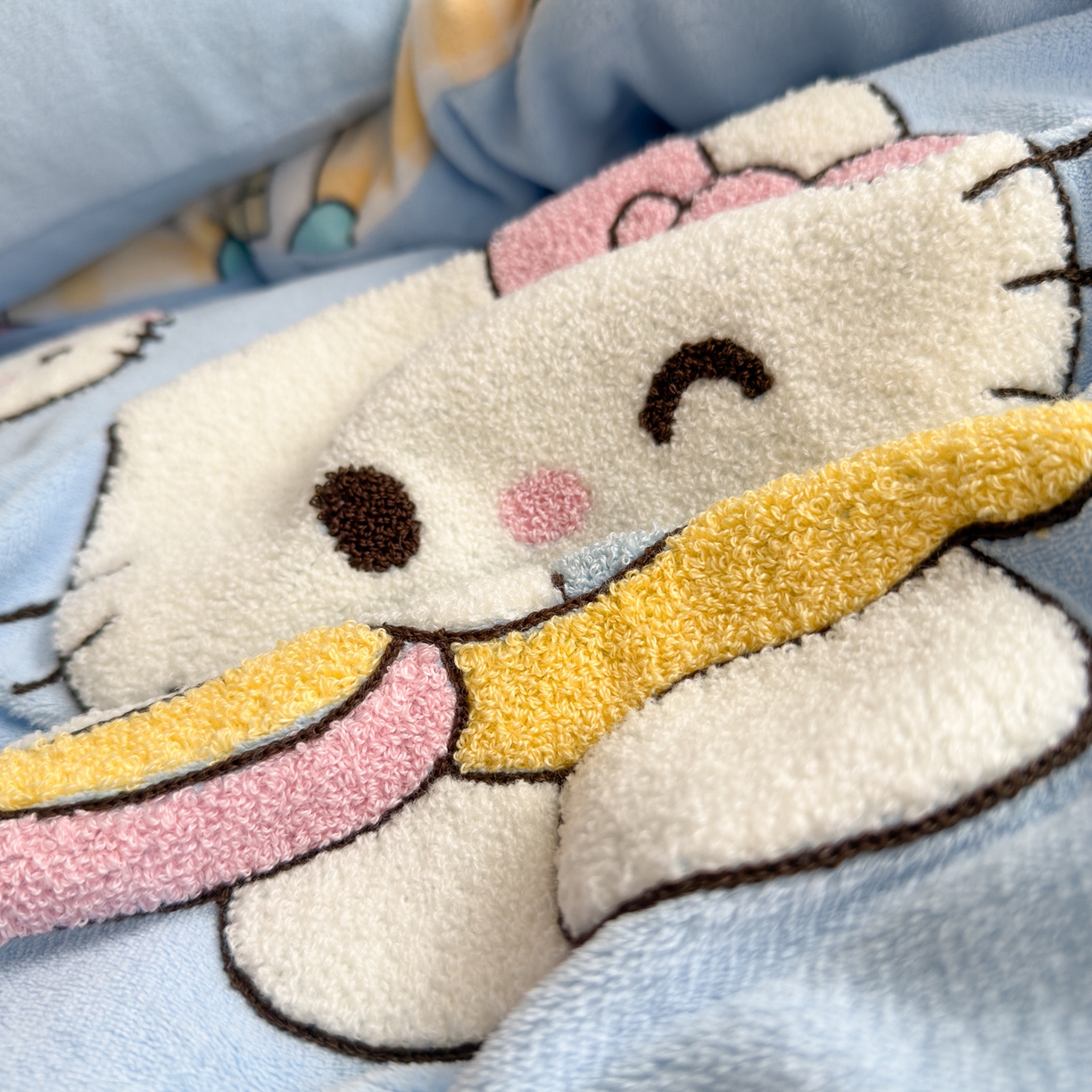 91家纺网 家纺一手货源 找家纺 优卡迪家纺馆 2025新款牛奶绒印加绣四件套 下载文件包含买家秀 面包KT--天蓝