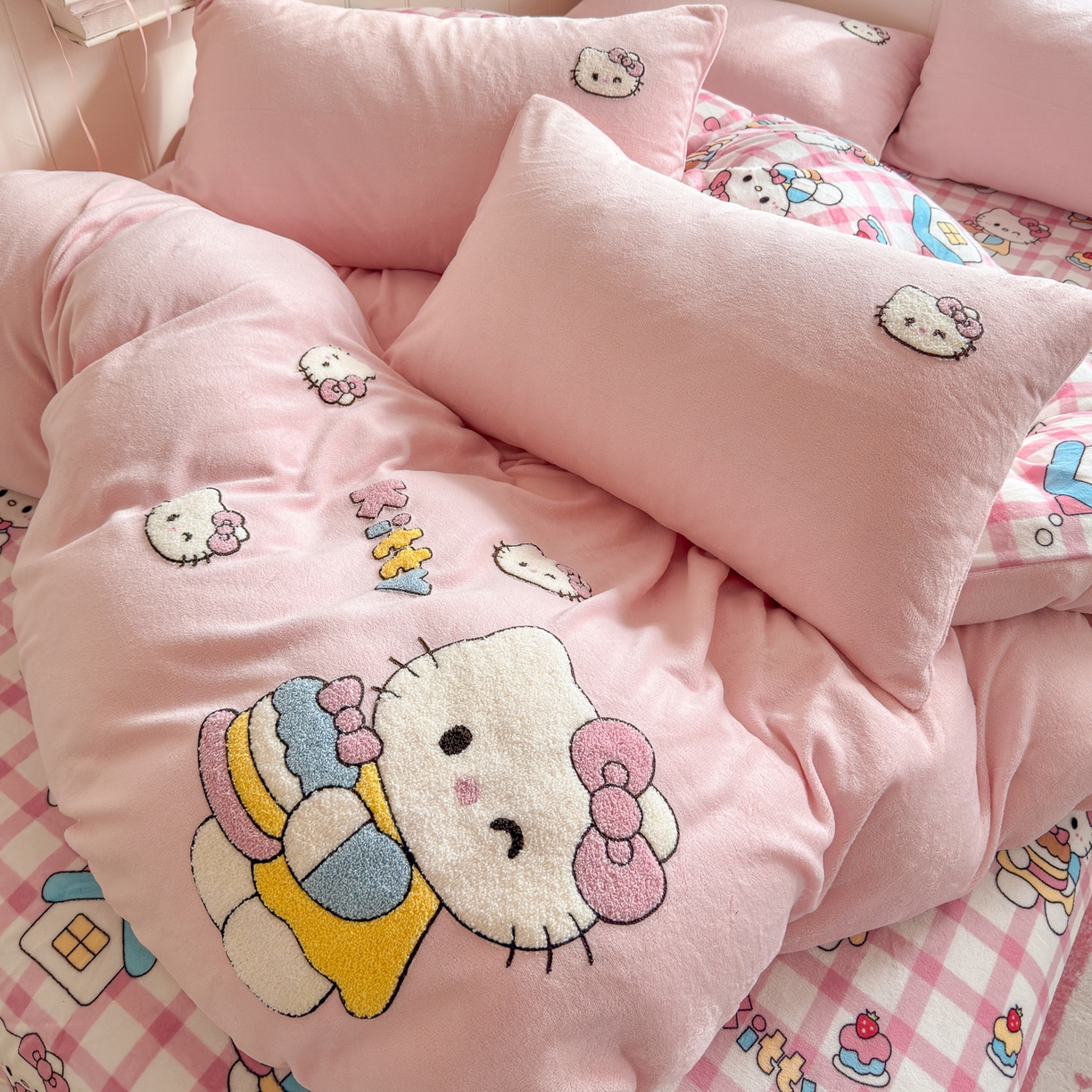 91家纺网 家纺一手货源 找家纺 优卡迪家纺馆 2025新款牛奶绒印加绣四件套 下载文件包含买家秀 面包KT-玉粉