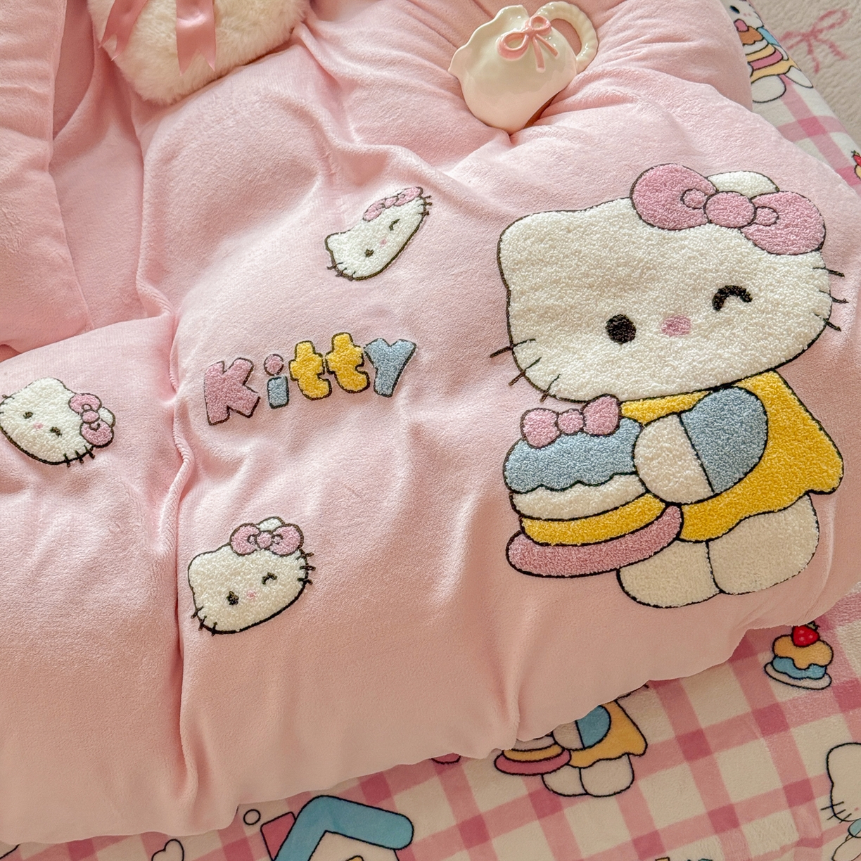 91家纺网 家纺一手货源 找家纺 优卡迪家纺馆 2025新款牛奶绒印加绣四件套 下载文件包含买家秀 面包KT-玉粉