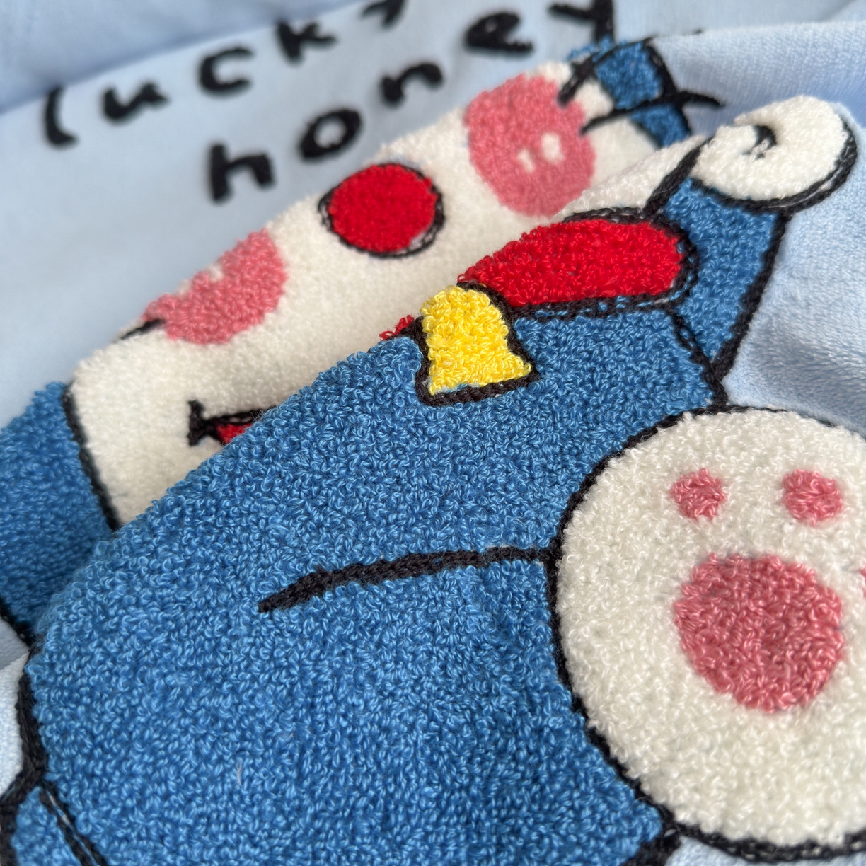 91家纺网 家纺一手货源 找家纺 优卡迪家纺馆 2025新款牛奶绒印加绣四件套 下载文件包含买家秀 童年蓝猫-天蓝