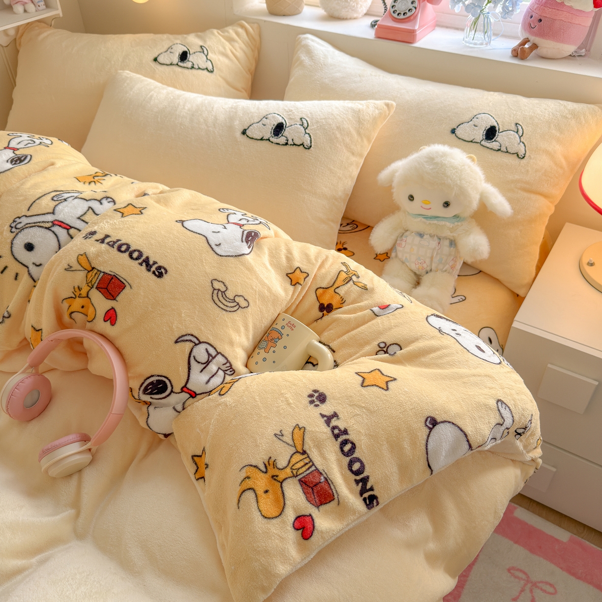 91家纺网 家纺一手货源 找家纺 优卡迪家纺馆 2025新款牛奶绒印加绣四件套 下载文件包含买家秀 比格萌狗-奶黄