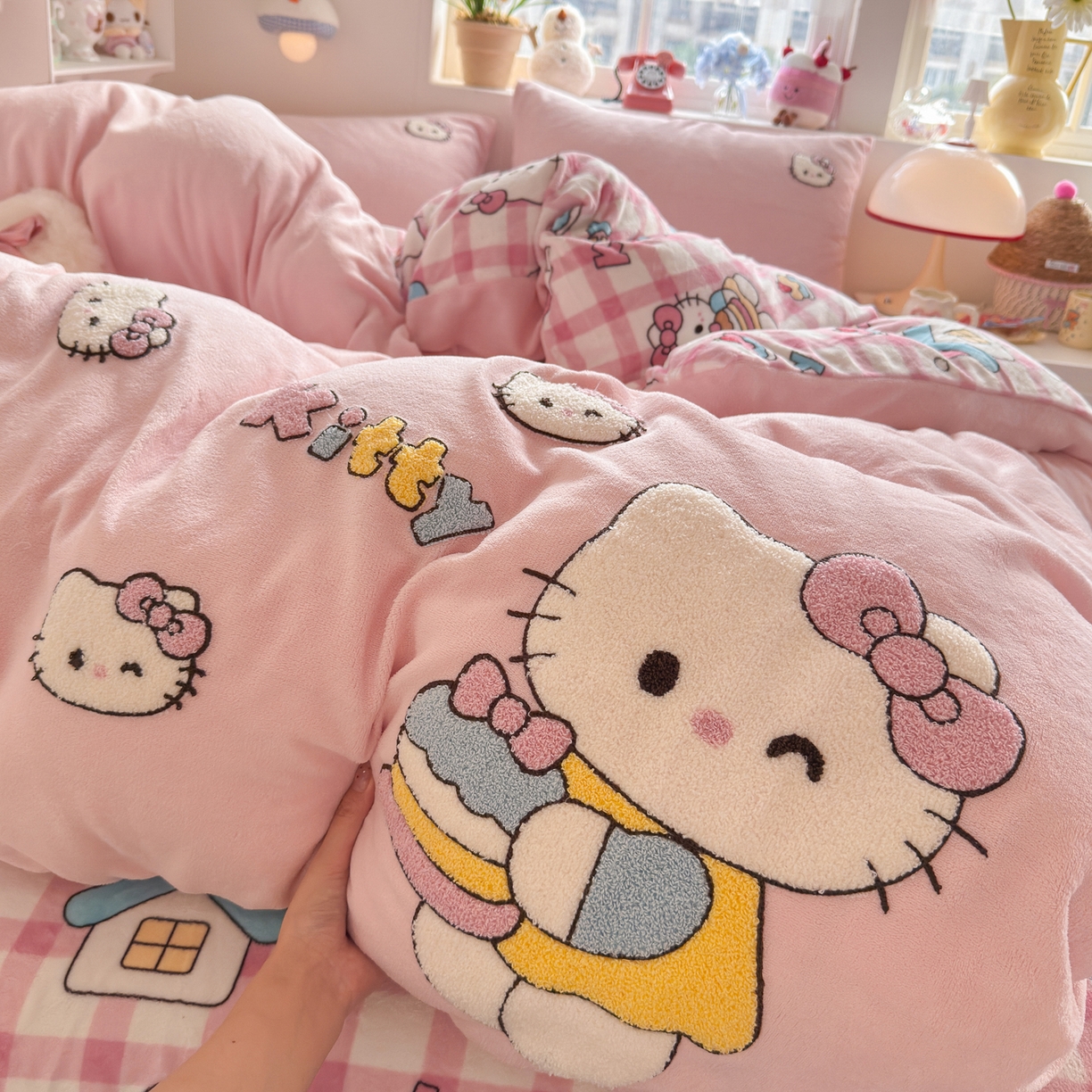 91家纺网 家纺一手货源 找家纺 优卡迪家纺馆 2025新款牛奶绒印加绣四件套 下载文件包含买家秀 面包KT-玉粉