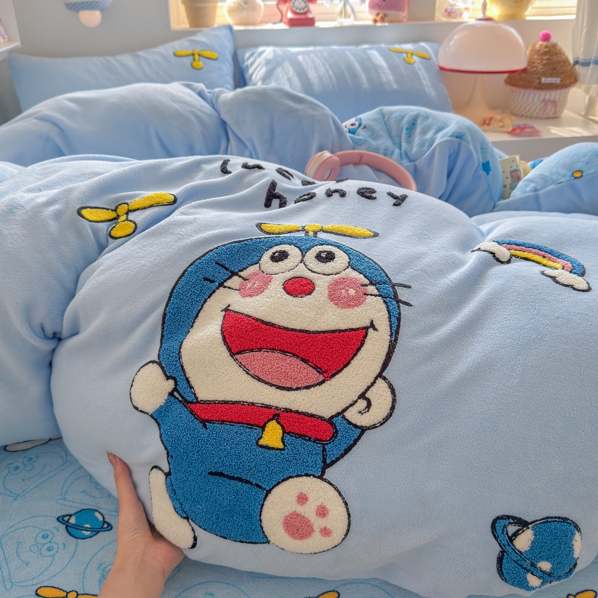 91家纺网 家纺一手货源 找家纺 优卡迪家纺馆 2025新款牛奶绒印加绣四件套 下载文件包含买家秀 童年蓝猫-天蓝