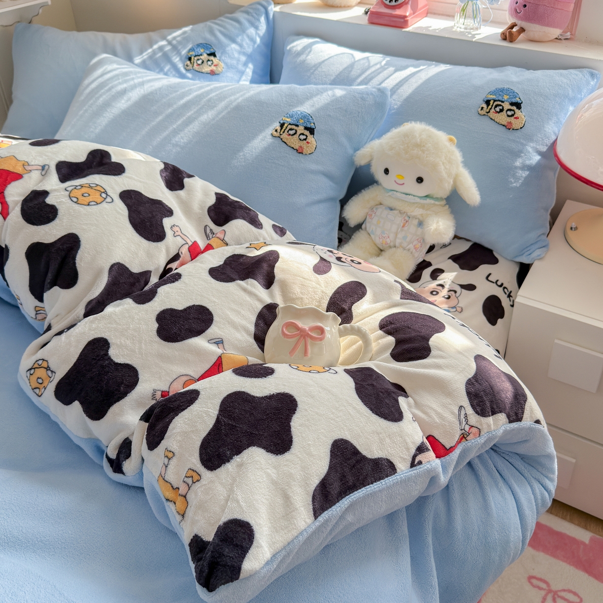 91家纺网 家纺一手货源 找家纺 优卡迪家纺馆 2025新款牛奶绒印加绣四件套 下载文件包含买家秀 黑白小新-天蓝