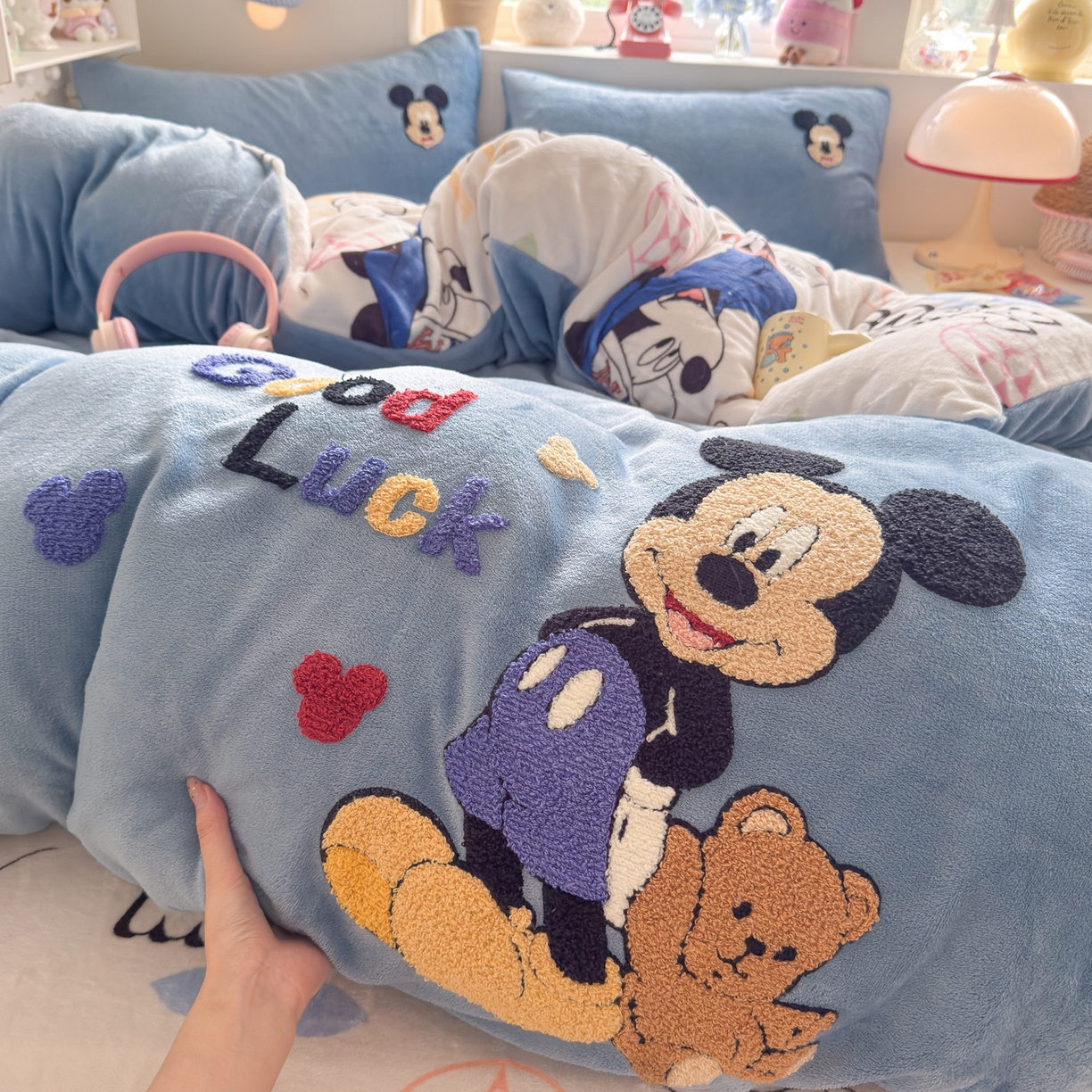 91家纺网 家纺一手货源 找家纺 优卡迪家纺馆 2025新款牛奶绒印加绣四件套 下载文件包含买家秀 潮趣米米-蓝灰