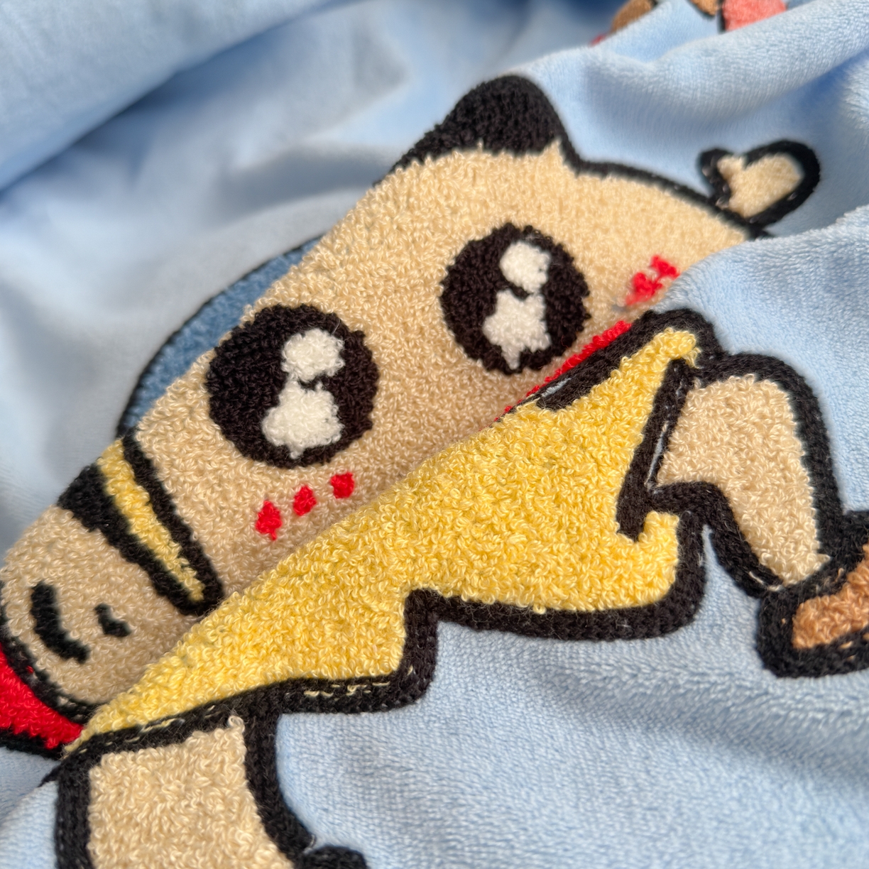 91家纺网 家纺一手货源 找家纺 优卡迪家纺馆 2025新款牛奶绒印加绣四件套 下载文件包含买家秀 黑白小新-天蓝