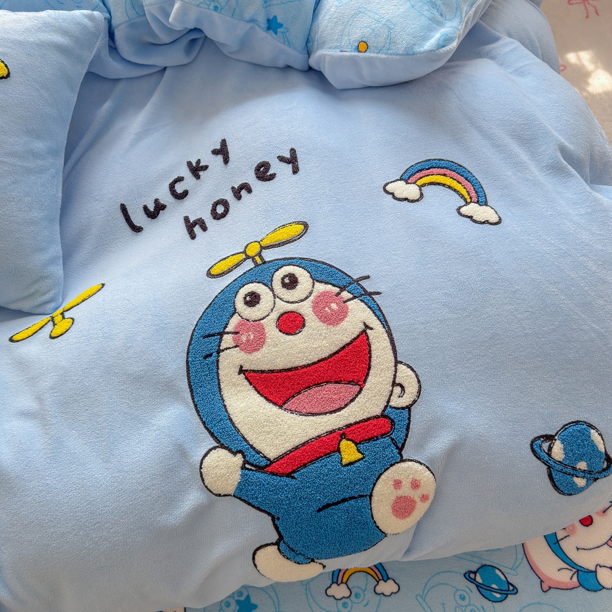 91家纺网 家纺一手货源 找家纺 优卡迪家纺馆 2025新款牛奶绒印加绣四件套 下载文件包含买家秀 童年蓝猫-天蓝