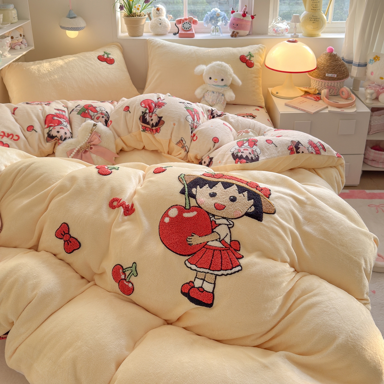 91家纺网 家纺一手货源 找家纺 优卡迪家纺馆 2025新款牛奶绒印加绣四件套 下载文件包含买家秀 樱桃女孩-奶黄