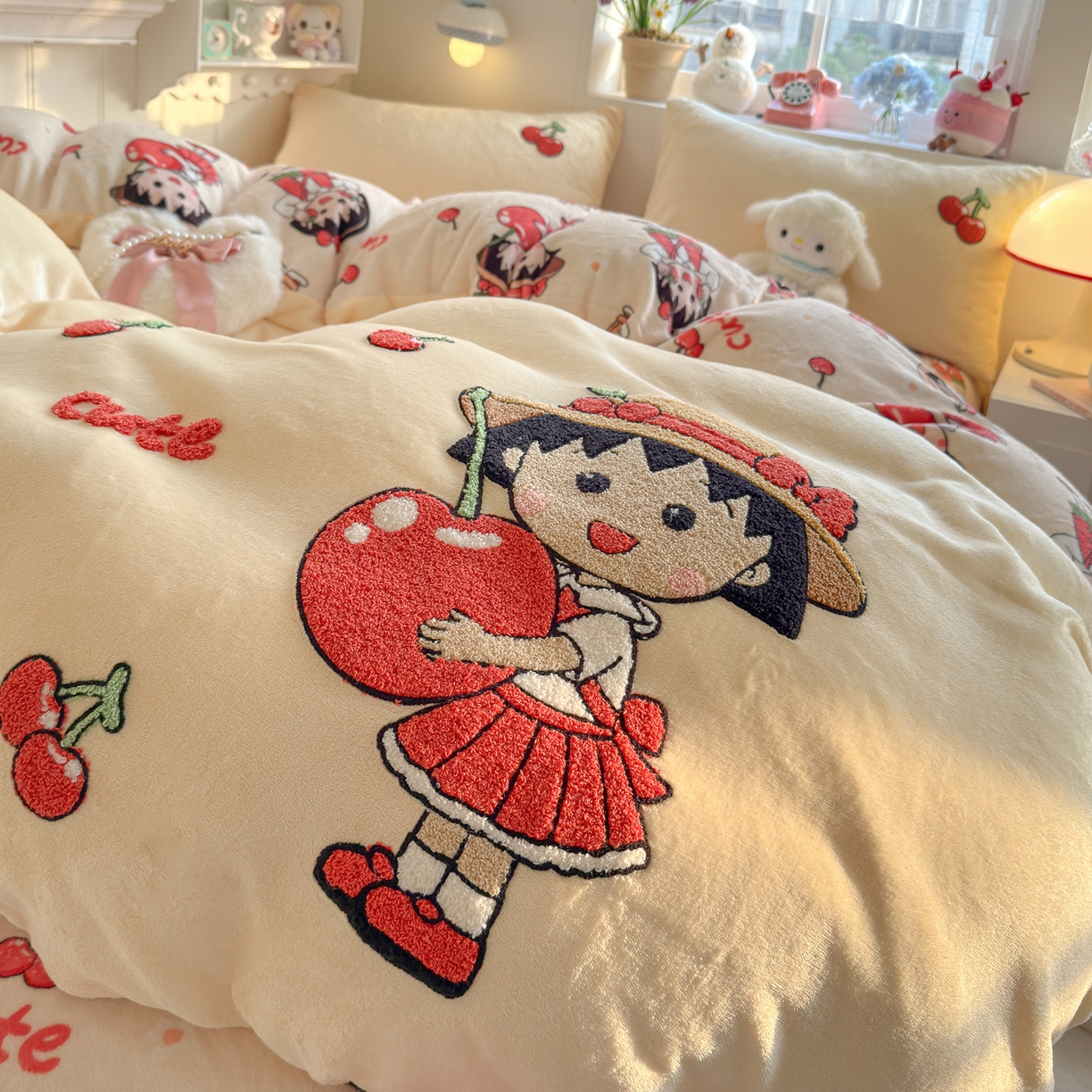 91家纺网 家纺一手货源 找家纺 优卡迪家纺馆 2025新款牛奶绒印加绣四件套 下载文件包含买家秀 樱桃女孩-奶黄