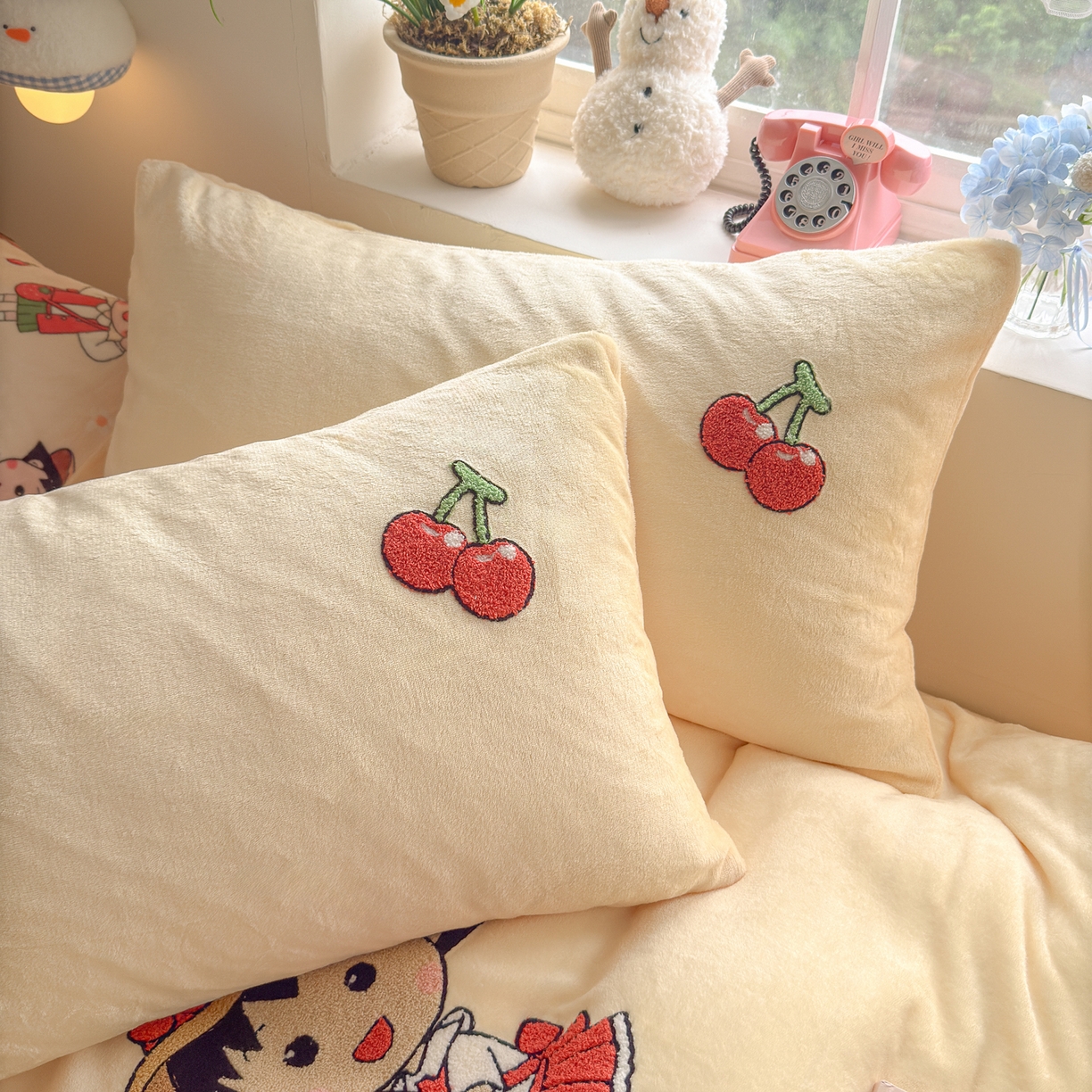 91家纺网 家纺一手货源 找家纺 优卡迪家纺馆 2025新款牛奶绒印加绣四件套 下载文件包含买家秀 樱桃女孩-奶黄