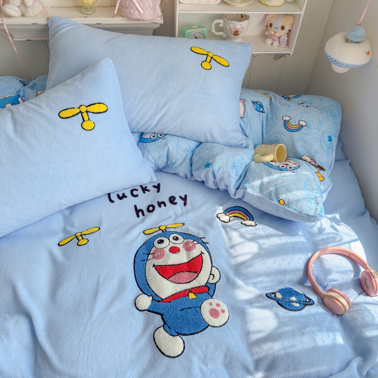 91家纺网 家纺一手货源 找家纺 优卡迪家纺馆 2025新款牛奶绒印加绣四件套 下载文件包含买家秀 童年蓝猫-天蓝