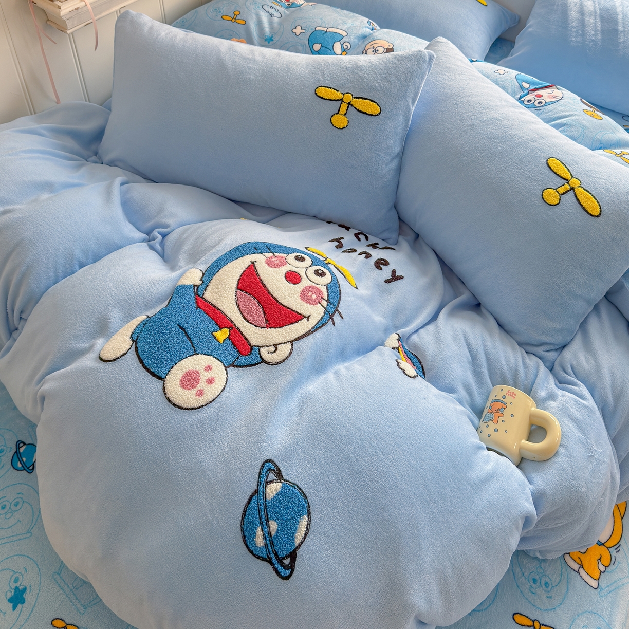 91家纺网 家纺一手货源 找家纺 优卡迪家纺馆 2025新款牛奶绒印加绣四件套 下载文件包含买家秀 童年蓝猫-天蓝