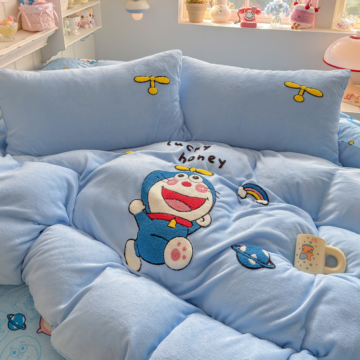 91家纺网 家纺一手货源 找家纺 优卡迪家纺馆 2025新款牛奶绒印加绣四件套 下载文件包含买家秀 童年蓝猫-天蓝