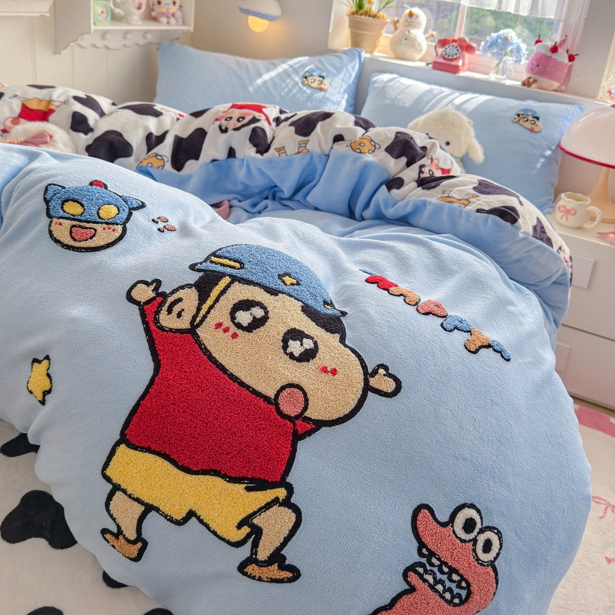 91家纺网 家纺一手货源 找家纺 优卡迪家纺馆 2025新款牛奶绒印加绣四件套 下载文件包含买家秀 黑白小新-天蓝