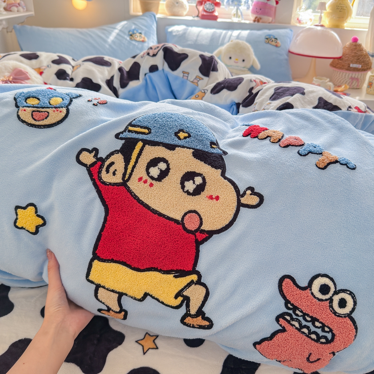 91家纺网 家纺一手货源 找家纺 优卡迪家纺馆 2025新款牛奶绒印加绣四件套 下载文件包含买家秀 黑白小新-天蓝