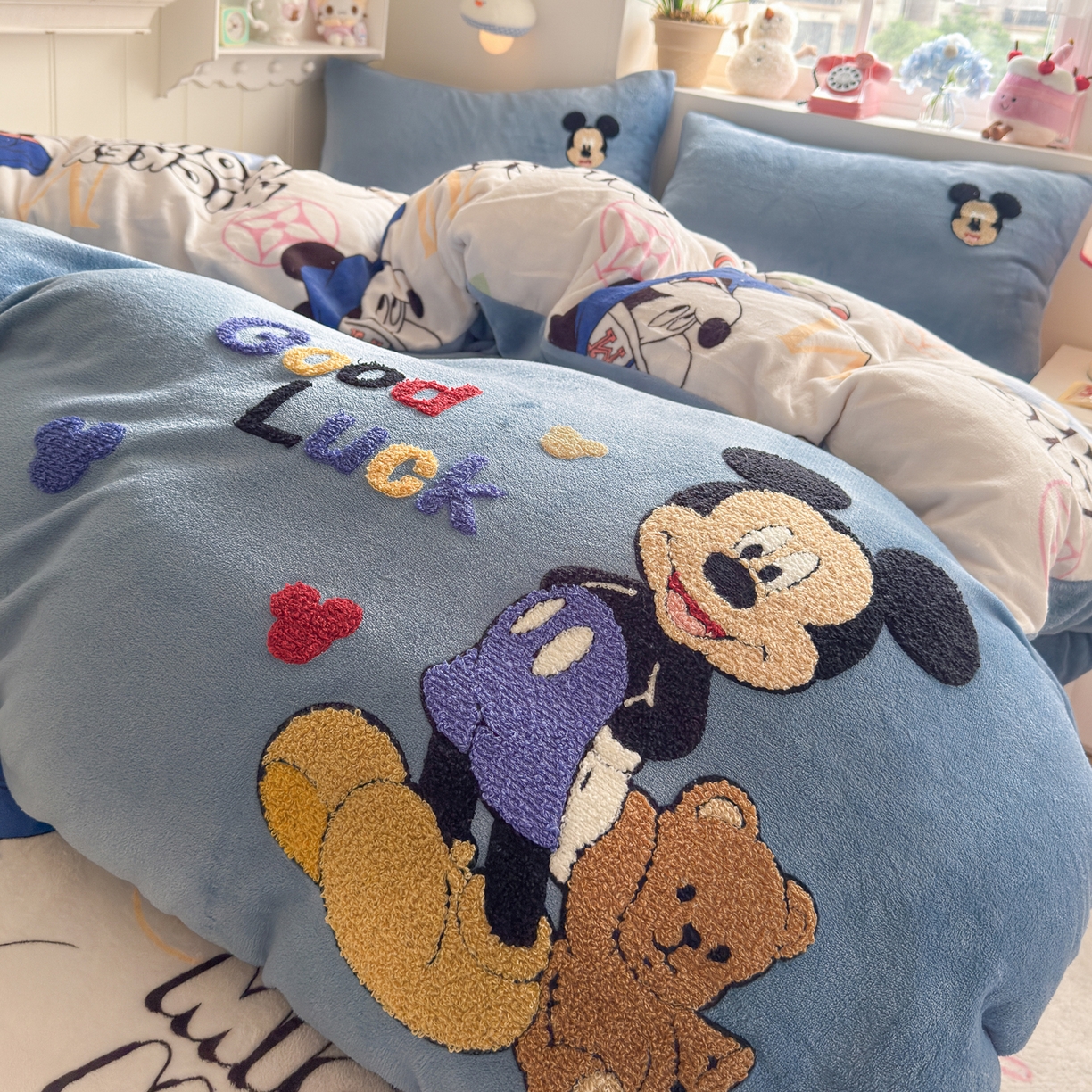 91家纺网 家纺一手货源 找家纺 优卡迪家纺馆 2025新款牛奶绒印加绣四件套 下载文件包含买家秀 潮趣米米-蓝灰