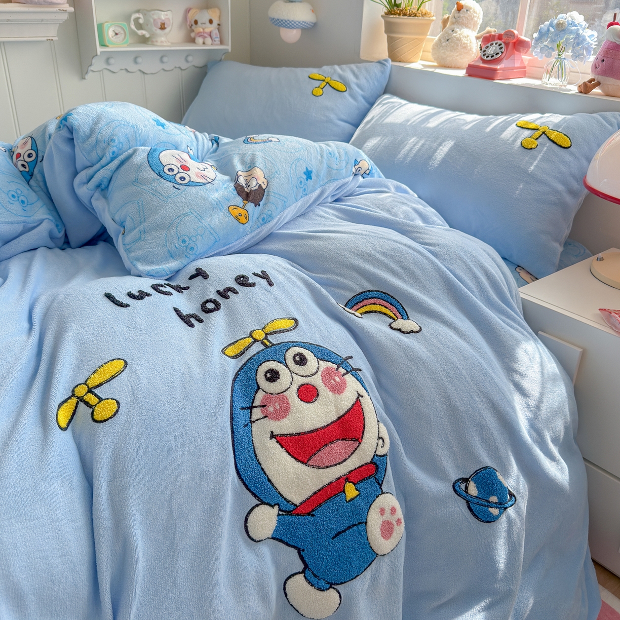 91家纺网 家纺一手货源 找家纺 优卡迪家纺馆 2025新款牛奶绒印加绣四件套 下载文件包含买家秀 童年蓝猫-天蓝