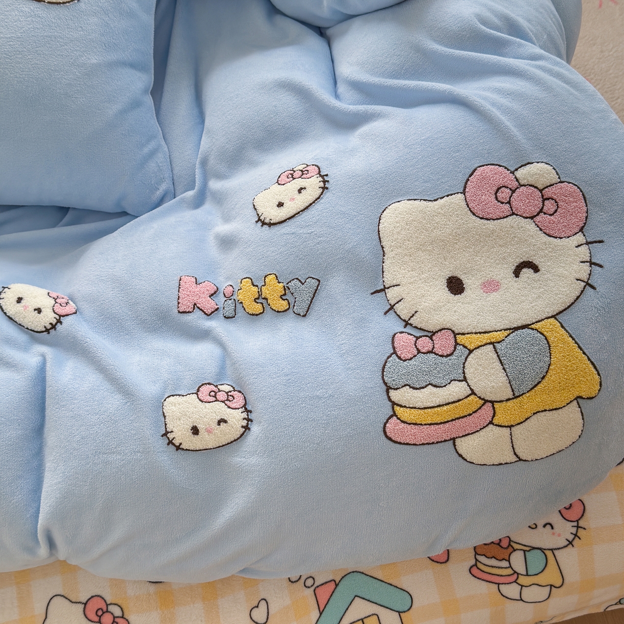 91家纺网 家纺一手货源 找家纺 优卡迪家纺馆 2025新款牛奶绒印加绣四件套 下载文件包含买家秀 面包KT--天蓝