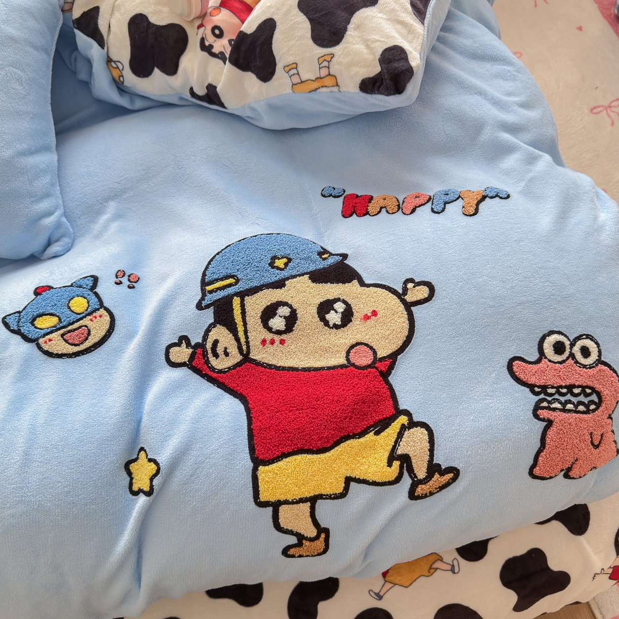 91家纺网 家纺一手货源 找家纺 优卡迪家纺馆 2025新款牛奶绒印加绣四件套 下载文件包含买家秀 黑白小新-天蓝