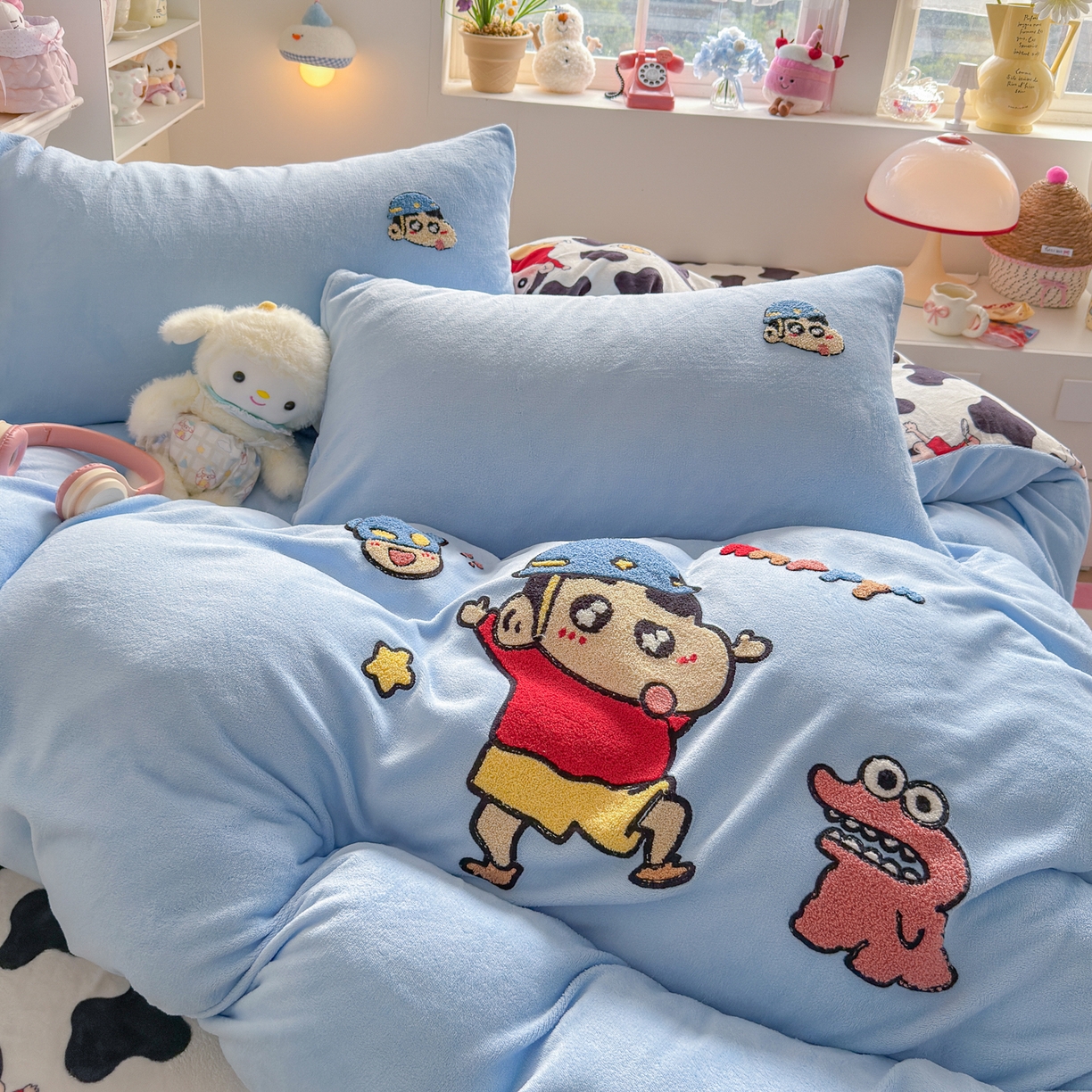 91家纺网 家纺一手货源 找家纺 优卡迪家纺馆 2025新款牛奶绒印加绣四件套 下载文件包含买家秀 黑白小新-天蓝