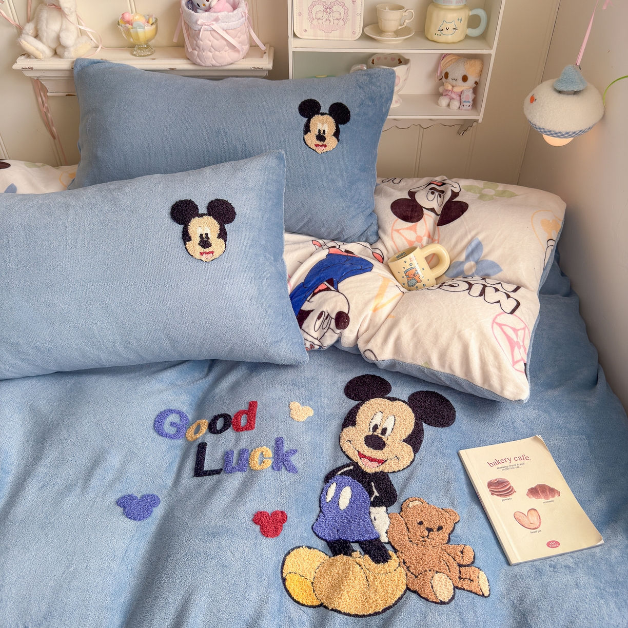 91家纺网 家纺一手货源 找家纺 优卡迪家纺馆 2025新款牛奶绒印加绣四件套 下载文件包含买家秀 潮趣米米-蓝灰