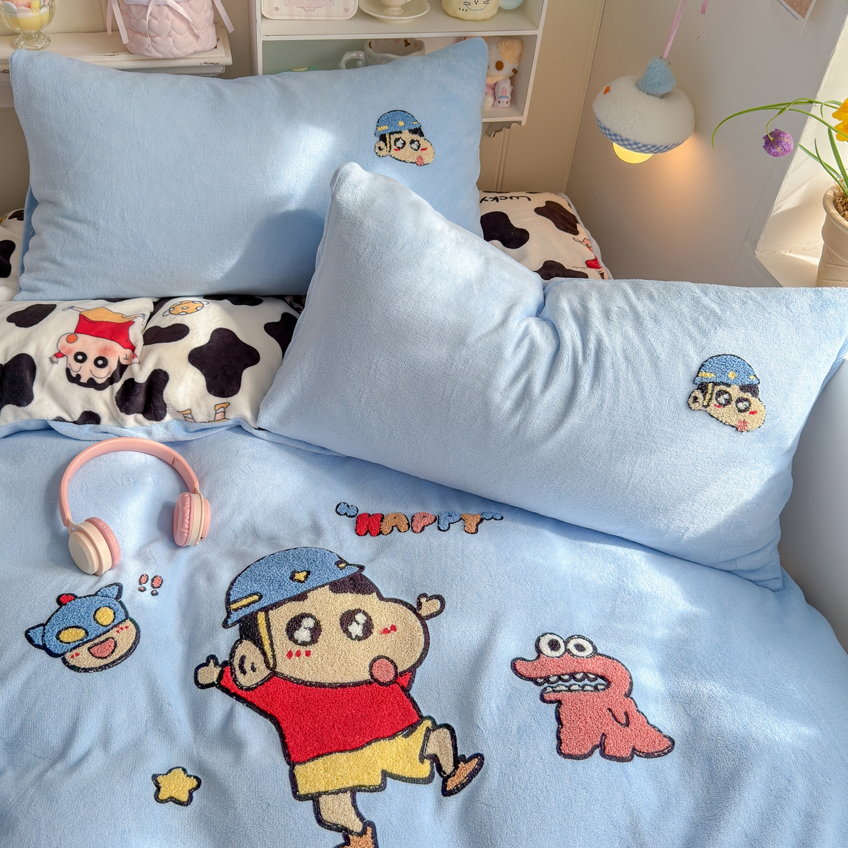 91家纺网 家纺一手货源 找家纺 优卡迪家纺馆 2025新款牛奶绒印加绣四件套 下载文件包含买家秀 黑白小新-天蓝