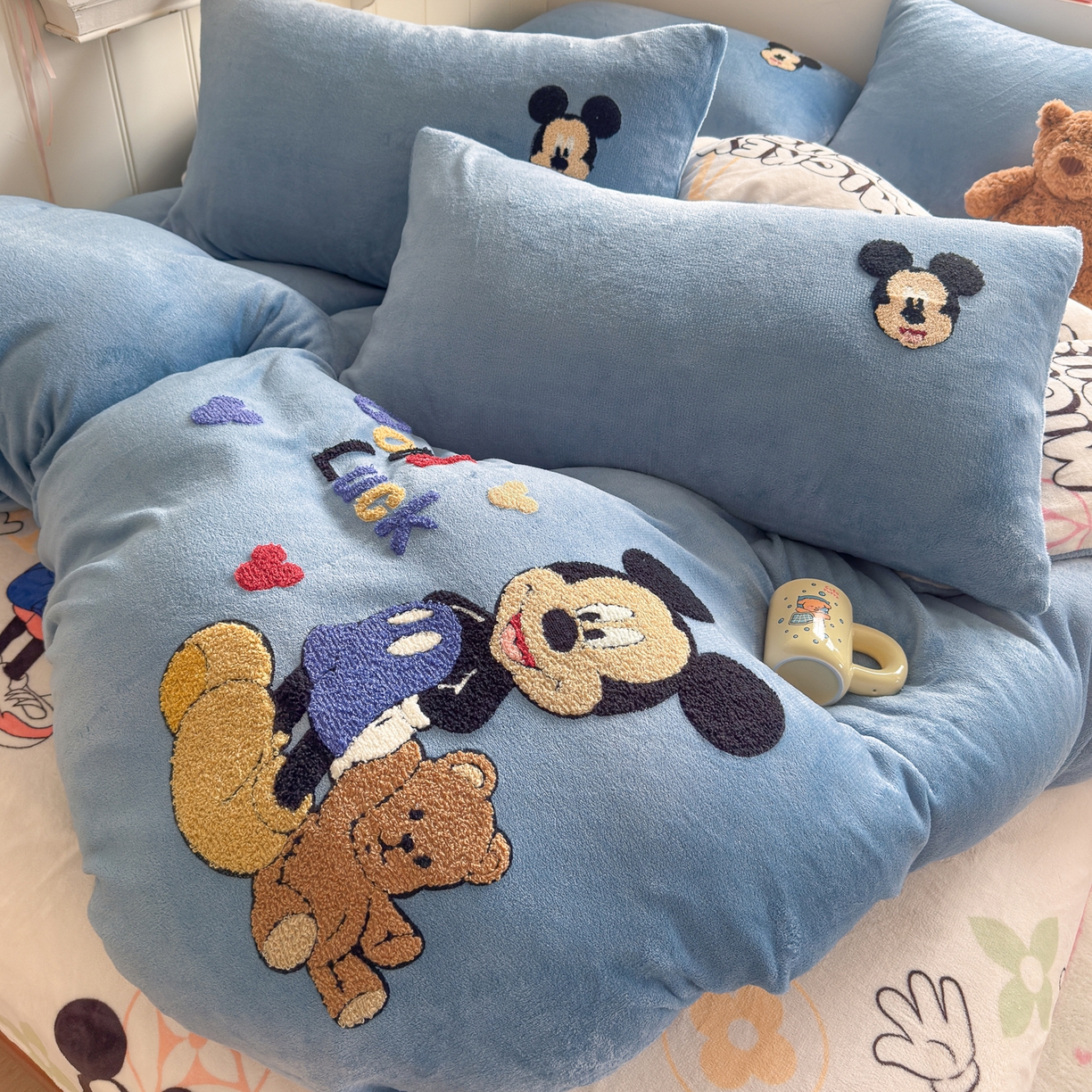 91家纺网 家纺一手货源 找家纺 优卡迪家纺馆 2025新款牛奶绒印加绣四件套 下载文件包含买家秀 潮趣米米-蓝灰