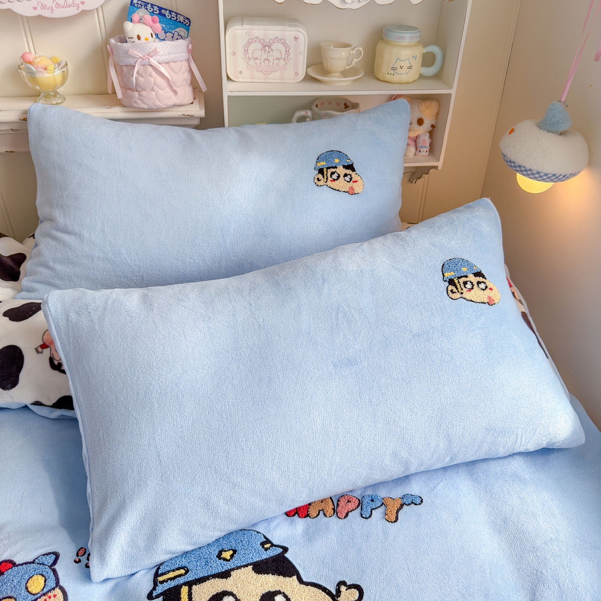 91家纺网 家纺一手货源 找家纺 优卡迪家纺馆 2025新款牛奶绒印加绣四件套 下载文件包含买家秀 黑白小新-天蓝