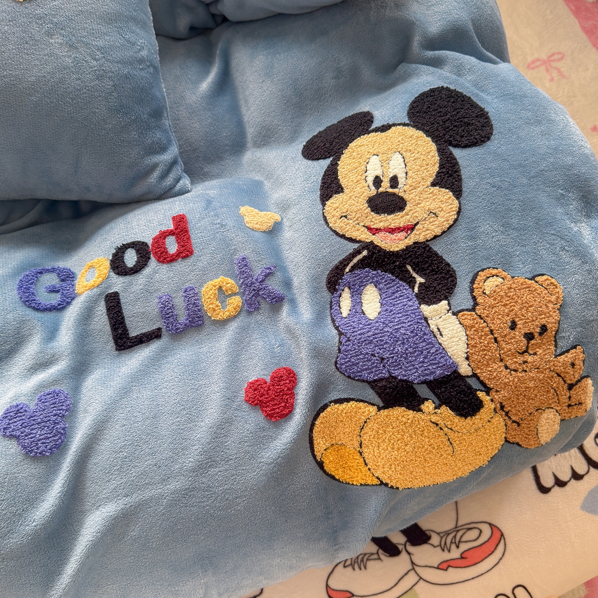 91家纺网 家纺一手货源 找家纺 优卡迪家纺馆 2025新款牛奶绒印加绣四件套 下载文件包含买家秀 潮趣米米-蓝灰