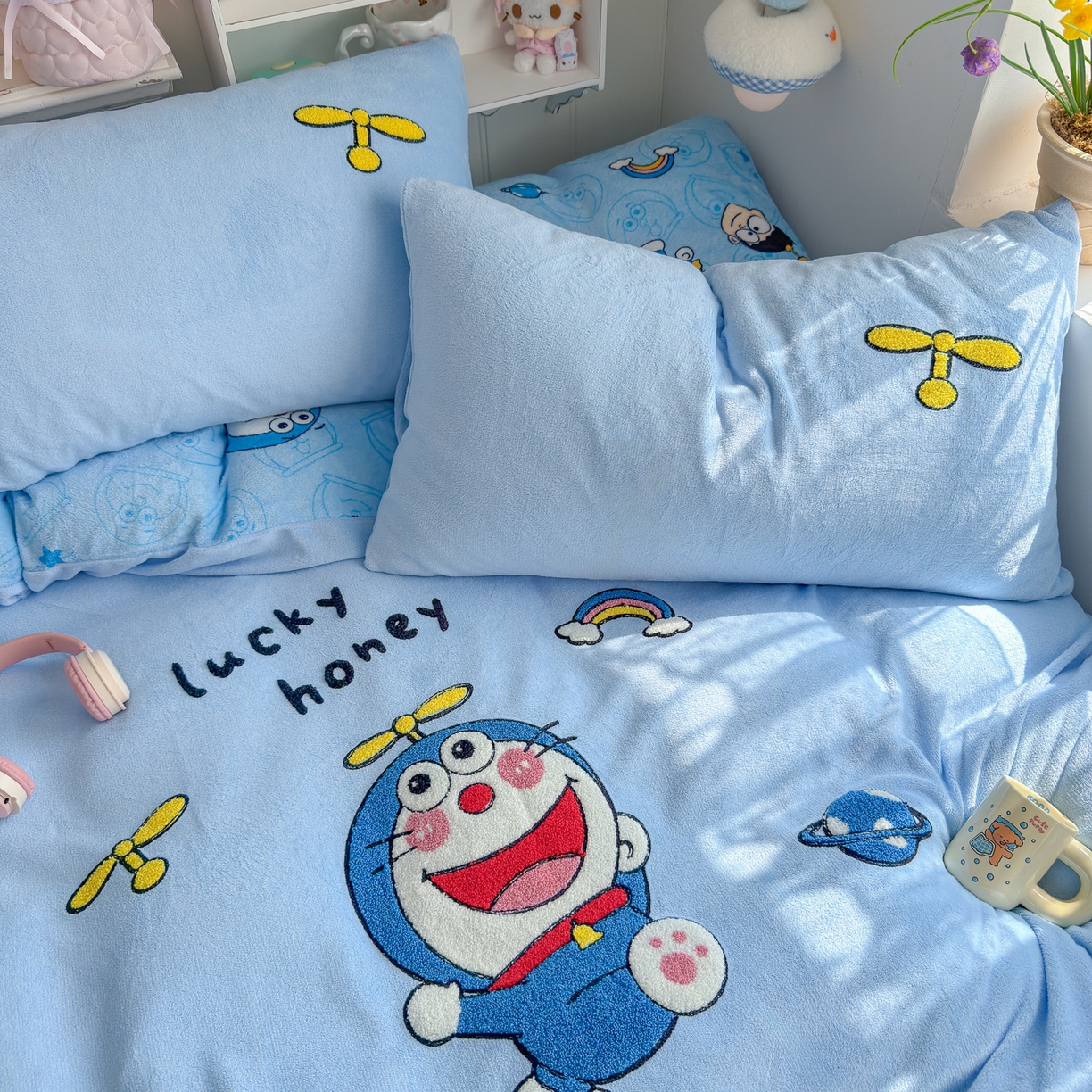 91家纺网 家纺一手货源 找家纺 优卡迪家纺馆 2025新款牛奶绒印加绣四件套 下载文件包含买家秀 童年蓝猫-天蓝